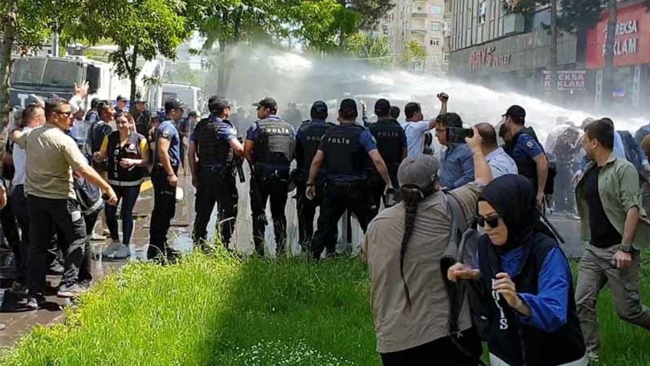 Diyarbakır’da polis annelere tazyikli su sıktı