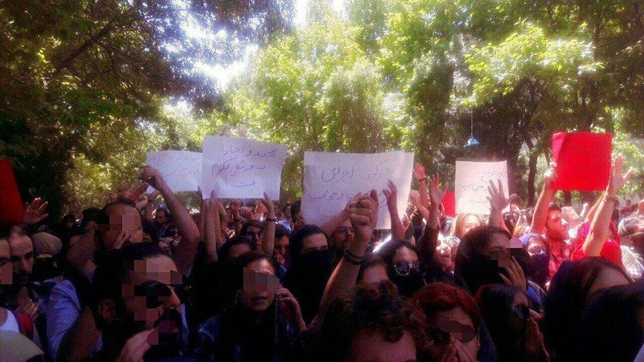 Tahran Üniversitesi'nde yüzlerce kişiden 'zorunlu başörtüsü' protestosu