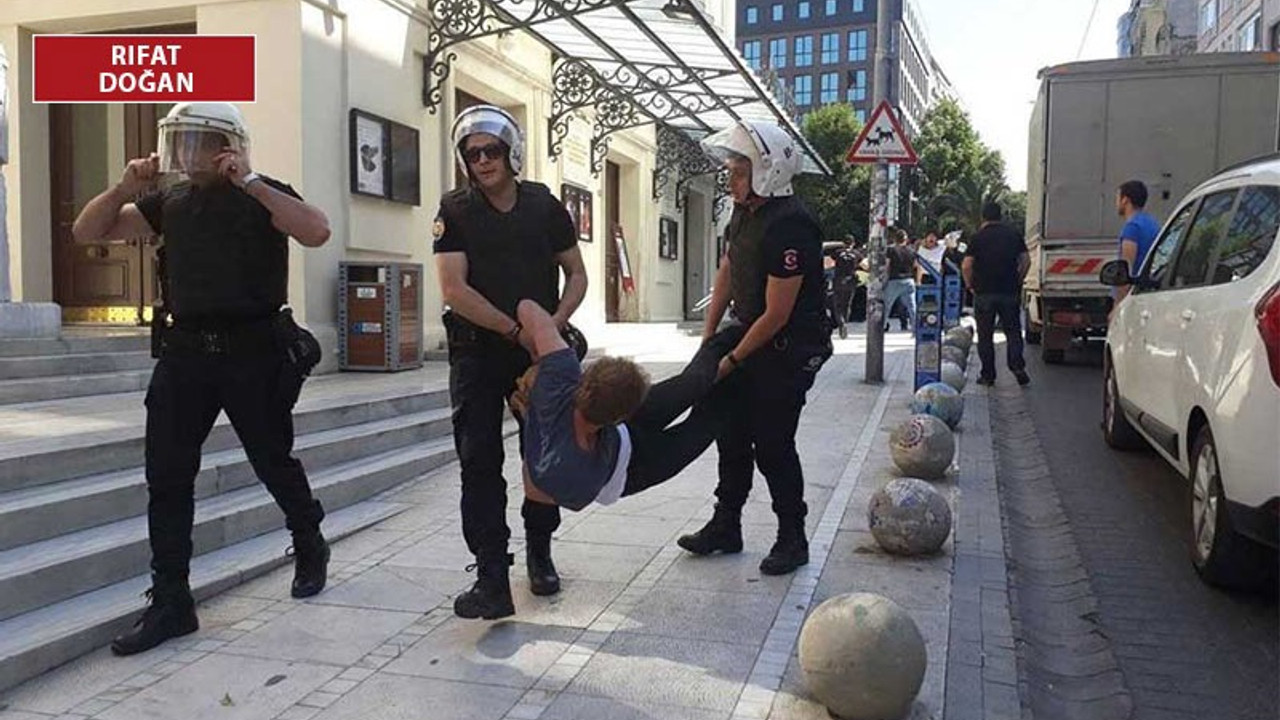 'Karne eylemi' yaptıkları için polisin şiddetine maruz kalan liselilere beraat