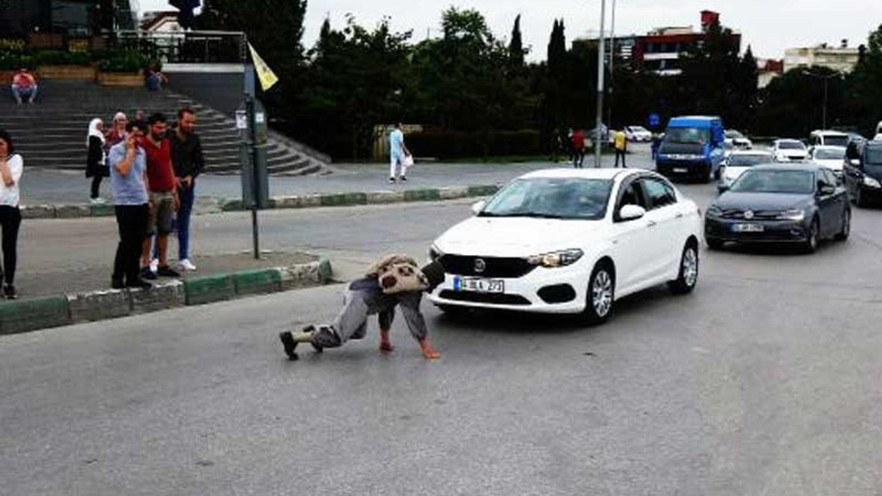 Kaplumbağa kostümü ile araçların önüne atlayıp, kurallara dikkat çekti