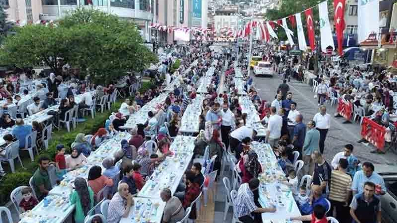 AKP'li belediye, iftar yemeğine 1 milyon, mehter takımına 163 bin lira harcamış