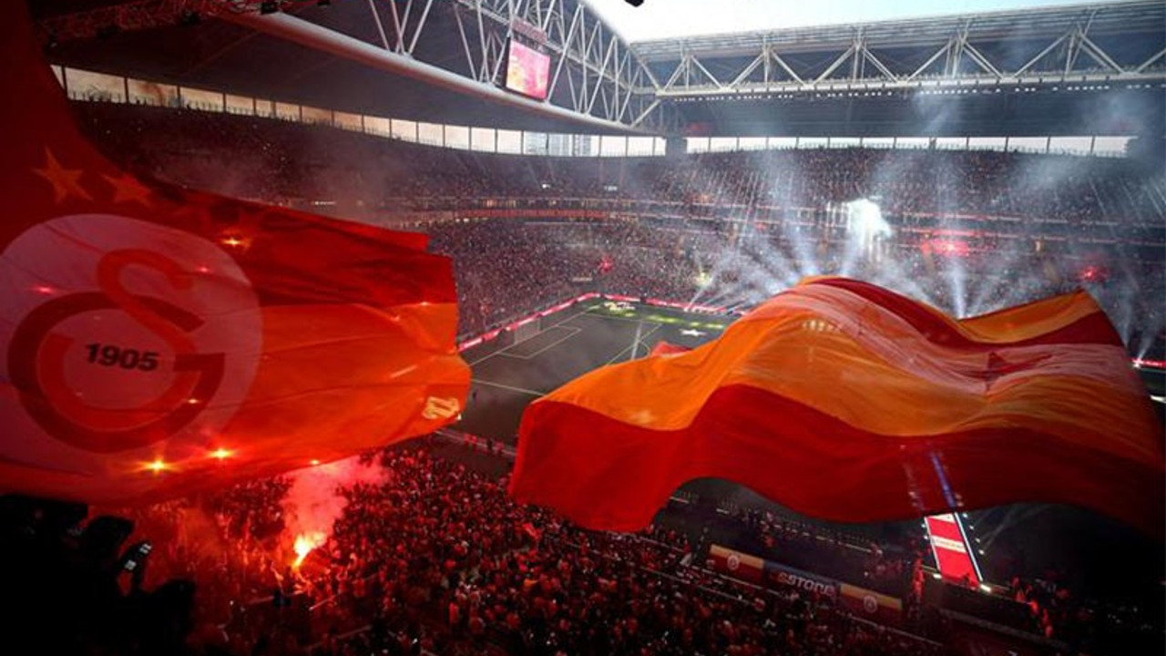 Galatasaray'ın kupa töreninde protesto sesleri