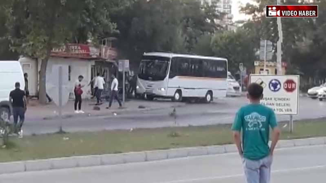 Servis şoförü aracıyla iş yerine daldı