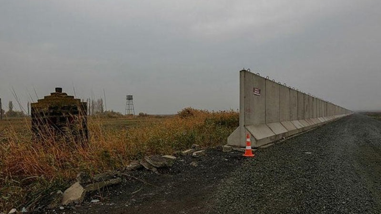 Ağrı'da 'güvenlik duvarı' işçilerinin minibüsü geçerken patlama: 1 ölü, 7 yaralı