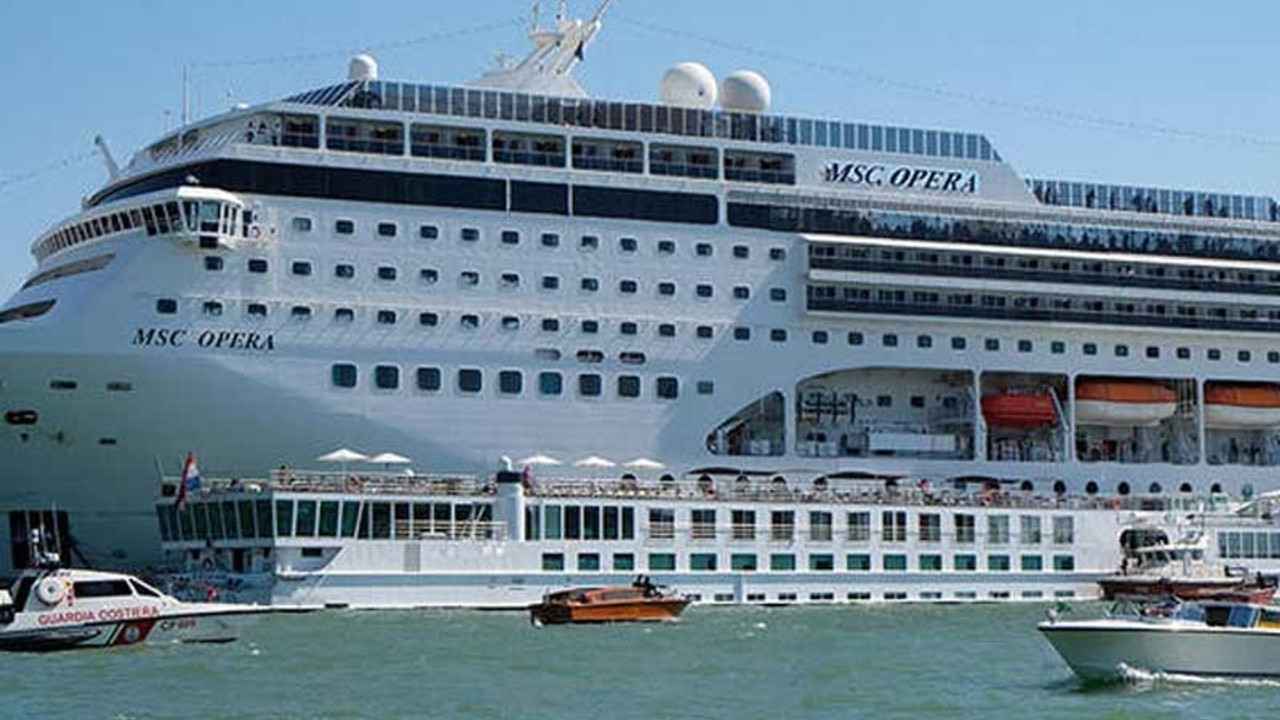 Venedik'te 'cruise gemisi' yolcu gemisine çarptı