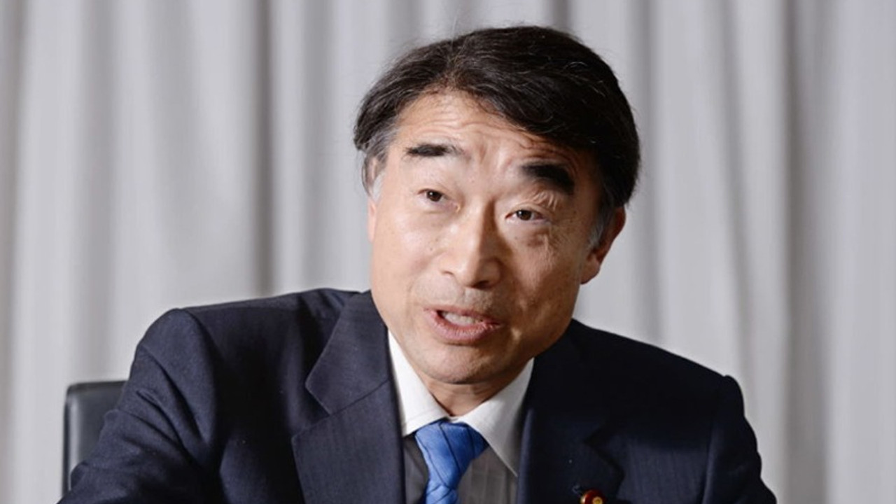 Japon Çalışma Bakanı: Kadınlar işe topuklu ayakkabıyla gitmeli
