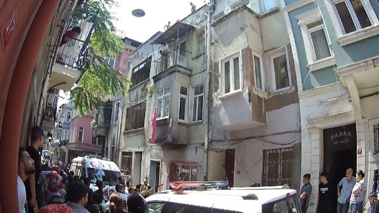 Beyoğlu’nda 16 yaşında bir çocuk evinin çatısında ölü bulundu