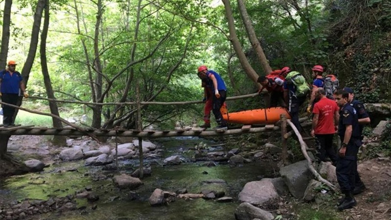 Bursa'da 'selfie' çekerken kayalıklardan düşen genç öldü