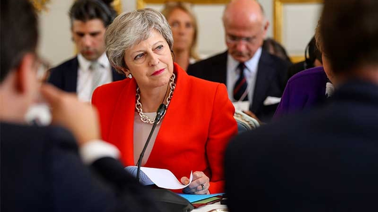 Theresa May parti liderliğini resmen bıraktı