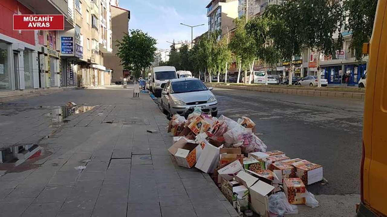 Kürtçe tabelayı kaldıran Tatvan Belediyesi'ne halktan çağrı: Tabelayı bırak, çöpleri toplamaya bak