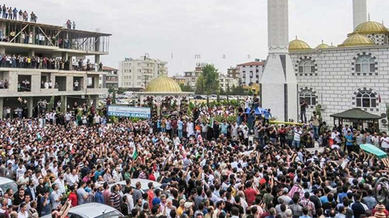 Eski IŞİD’li için Reyhanlı’da kitlesel cenaze töreni