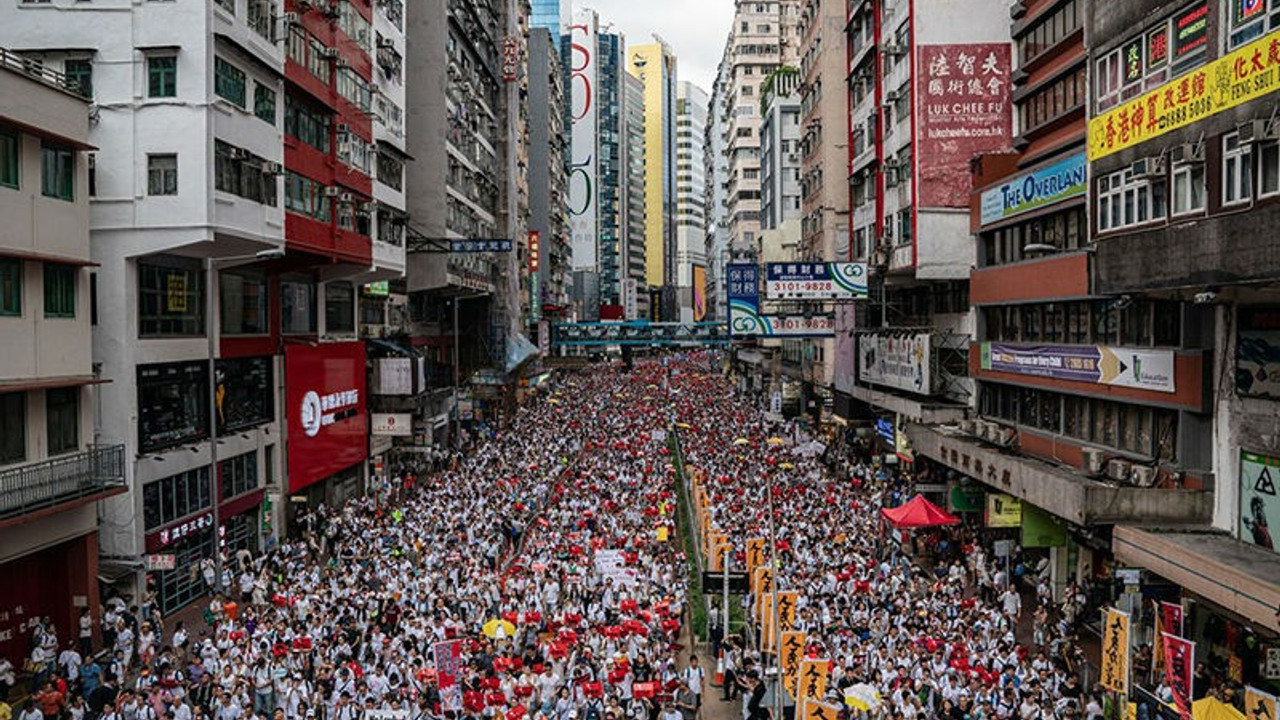 Hong Kong'da yüz binlerce kişi 'suçluluarın iadesi' yasa tasarısını protesto etti