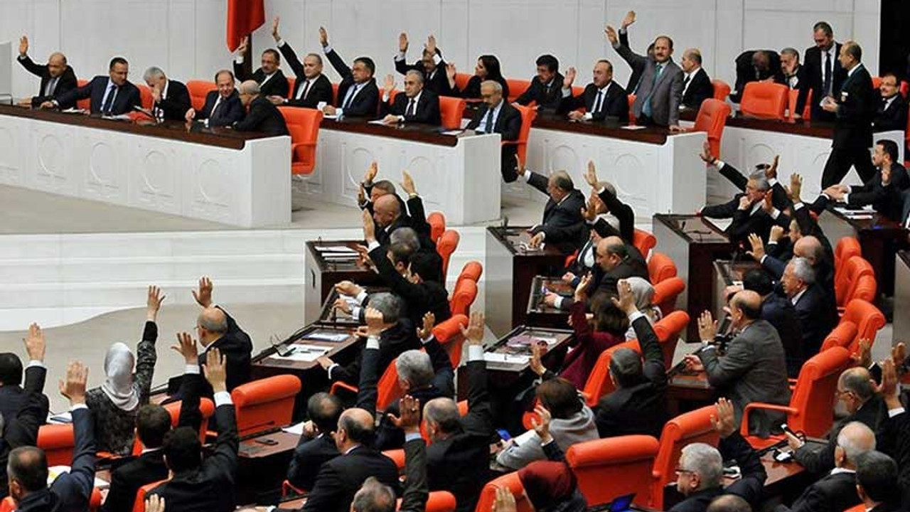 AKP’nin kapalı Meclis grubunda askerlik yasa tasarısı konuşuldu