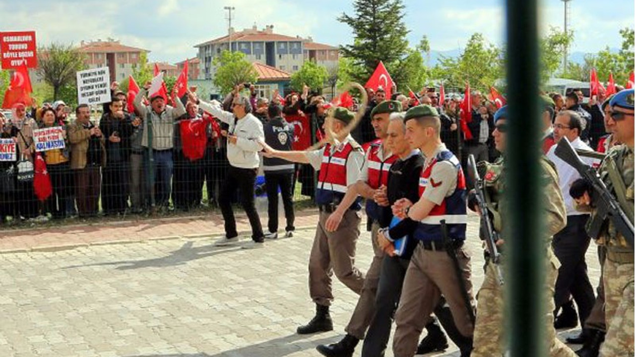 Cezaevi bahçesinde idam ipi fırlatıldı