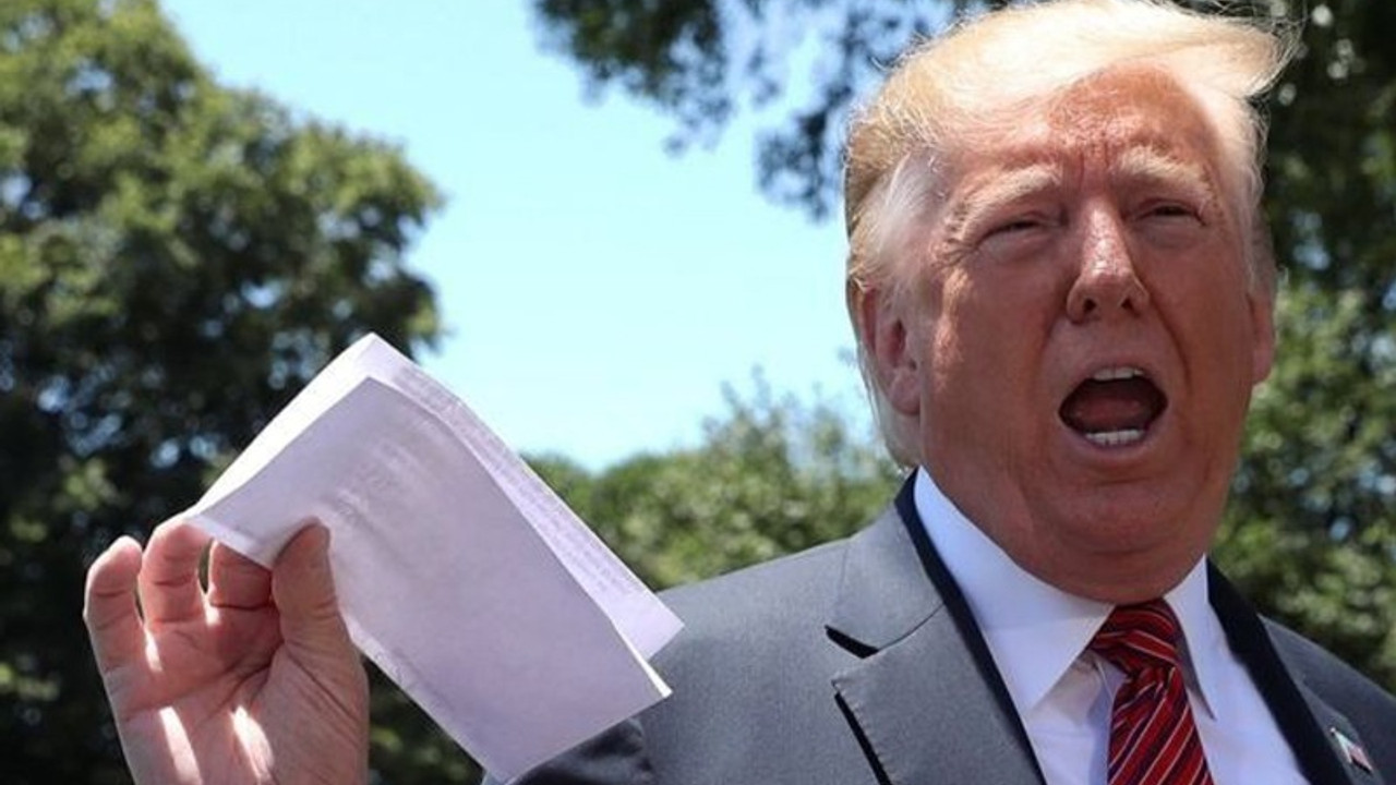 Trump Meksika ile göç anlaşması taslağını elinde salladı, yanlışlıkla ifşa etti