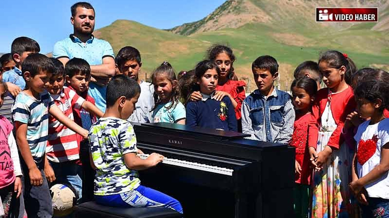 Görme engelli Bager, köydeki öğrencilere piyano ile konser verdi