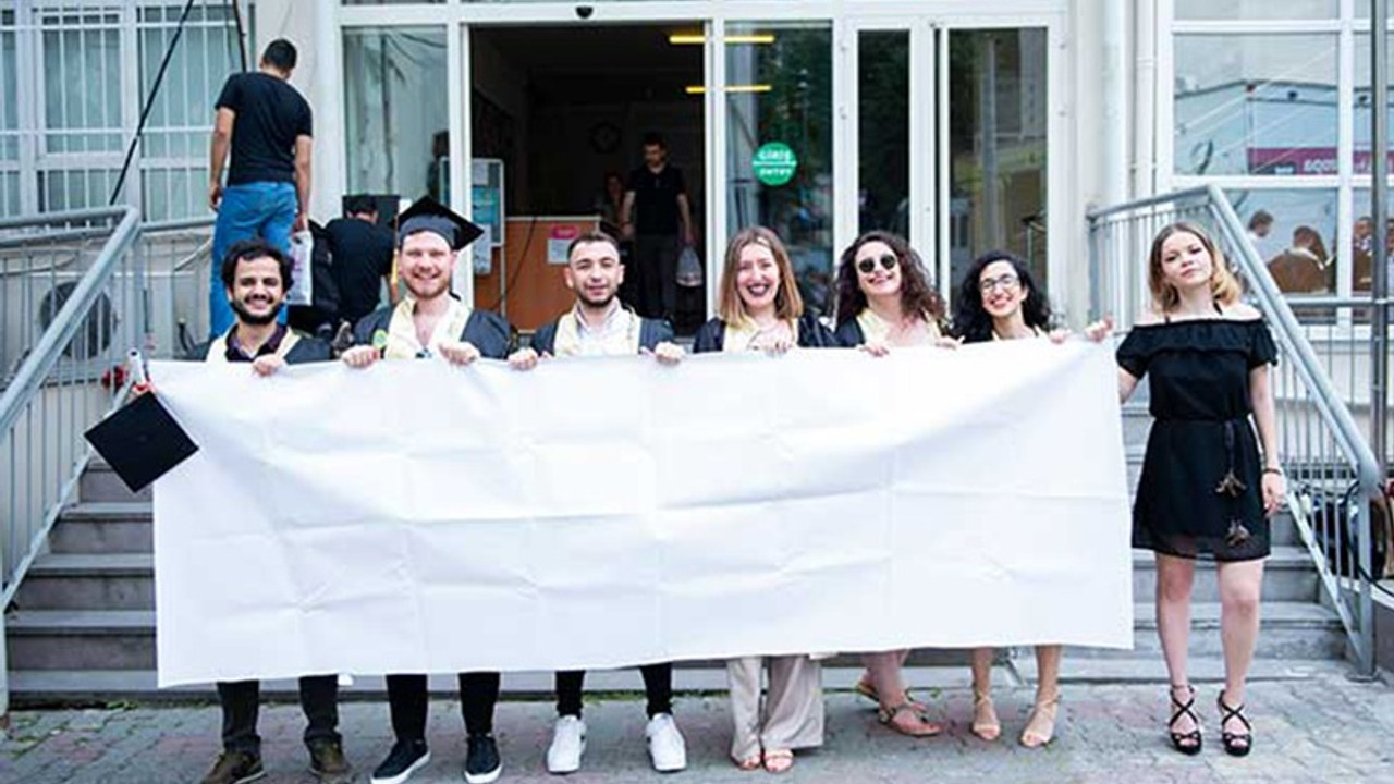 Mezuniyet töreninde boş pankarta bile izin vermediler