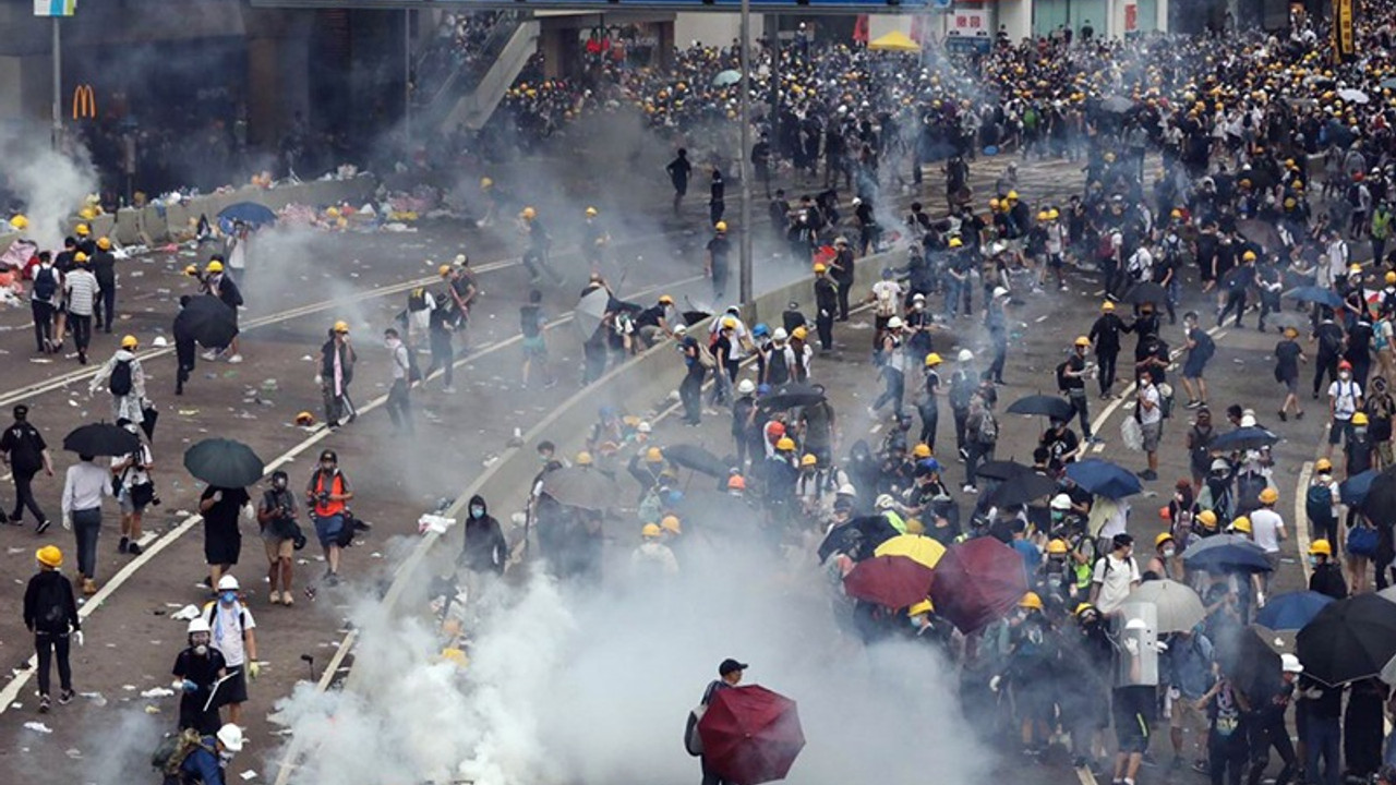 Hong Kong protestolarında 72 kişi yaralandı