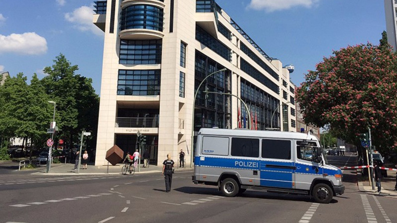 Berlin'de SPD binasında bomba alarmı