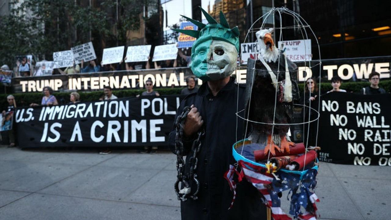 Trump doğum gününde doğduğu yerde protesto edildi