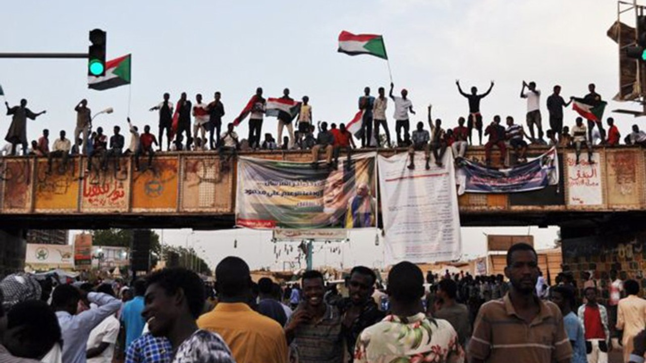 Sudan'da gece gösterileri