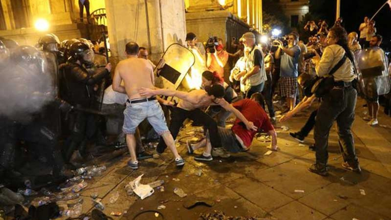 Gürcistan'da protesto gösterileri başkanı istifa ettirdi