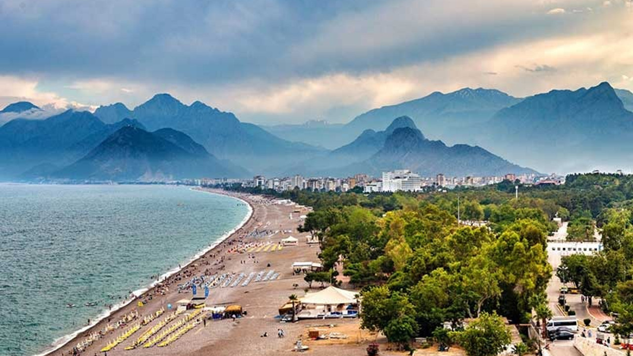 Antalya Belediye Başkanı: Turistlerden 'ayak bastı parası' alınmalı