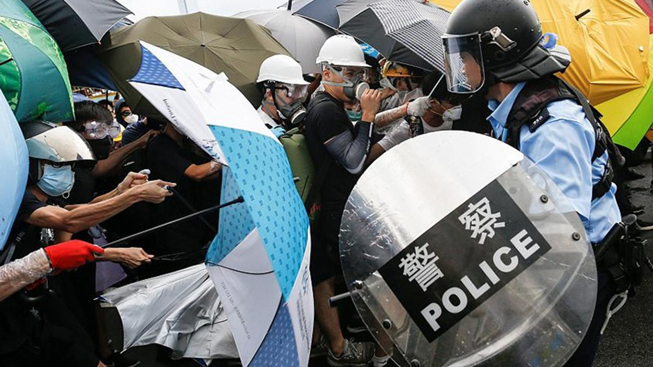 Hong Kong'un Çin'e geçişinin yıl dönümünde göstericilere biber gazlı müdahale