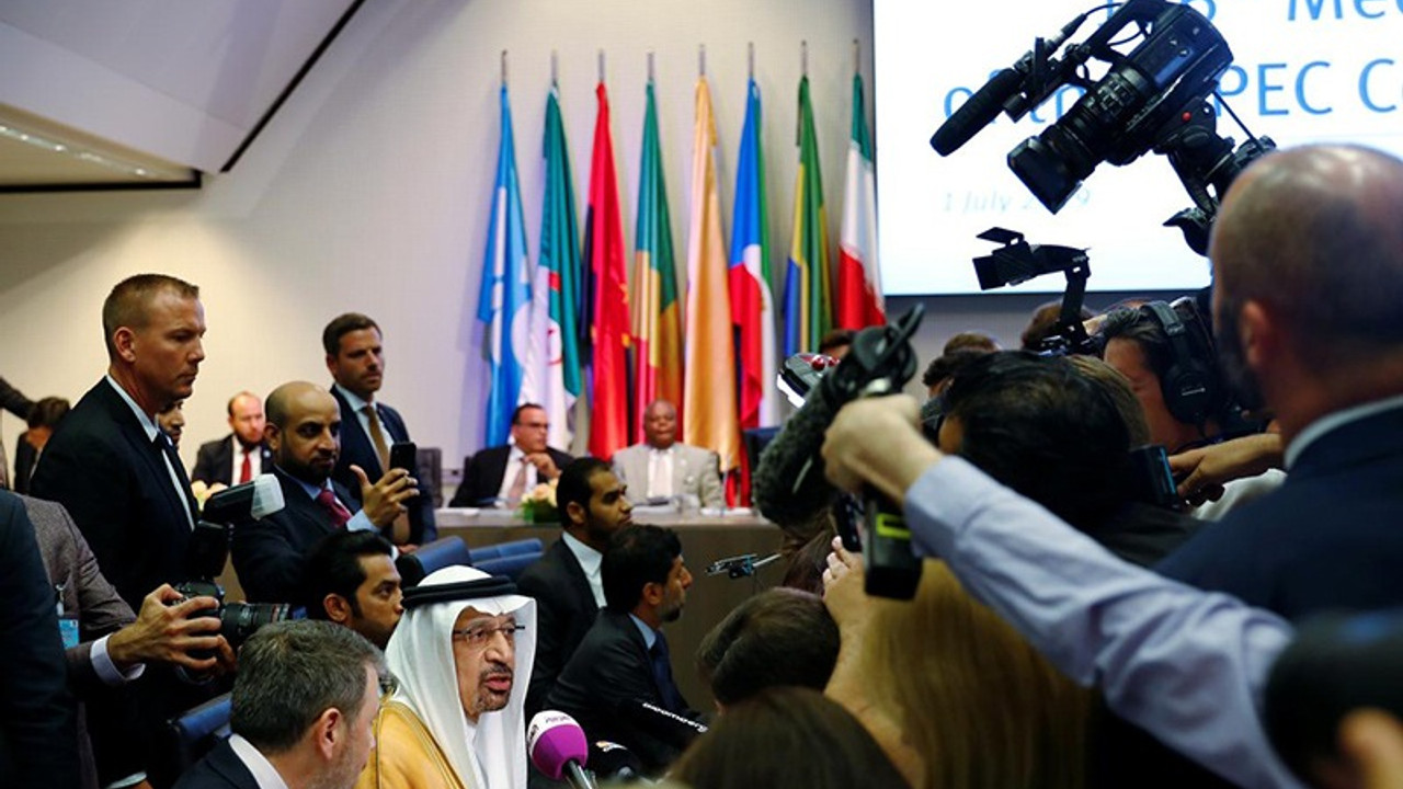 OPEC petrol üretimini kısma kararını 9 ay daha uzattı