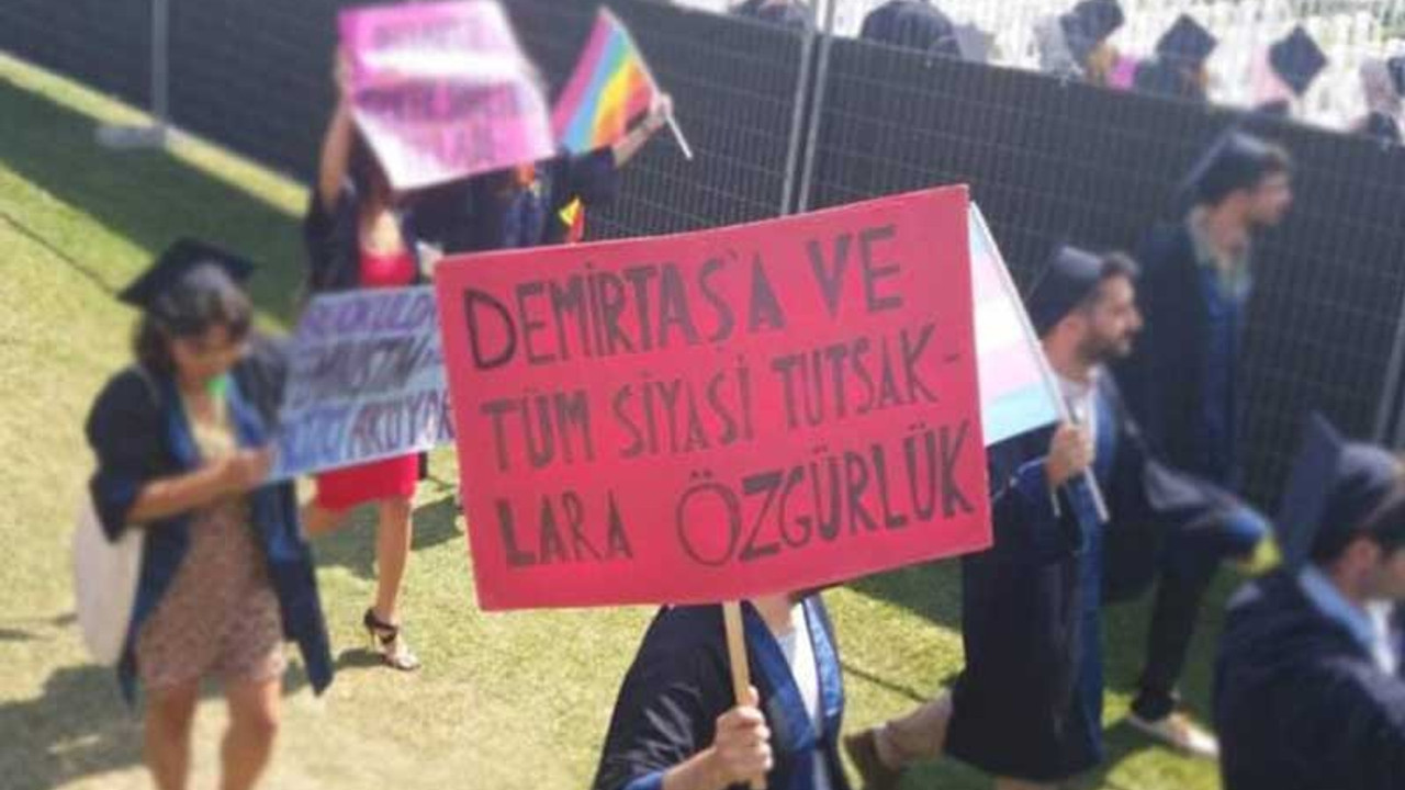 Demirtaş pankartı taşıyan öğrenciye soruşturma