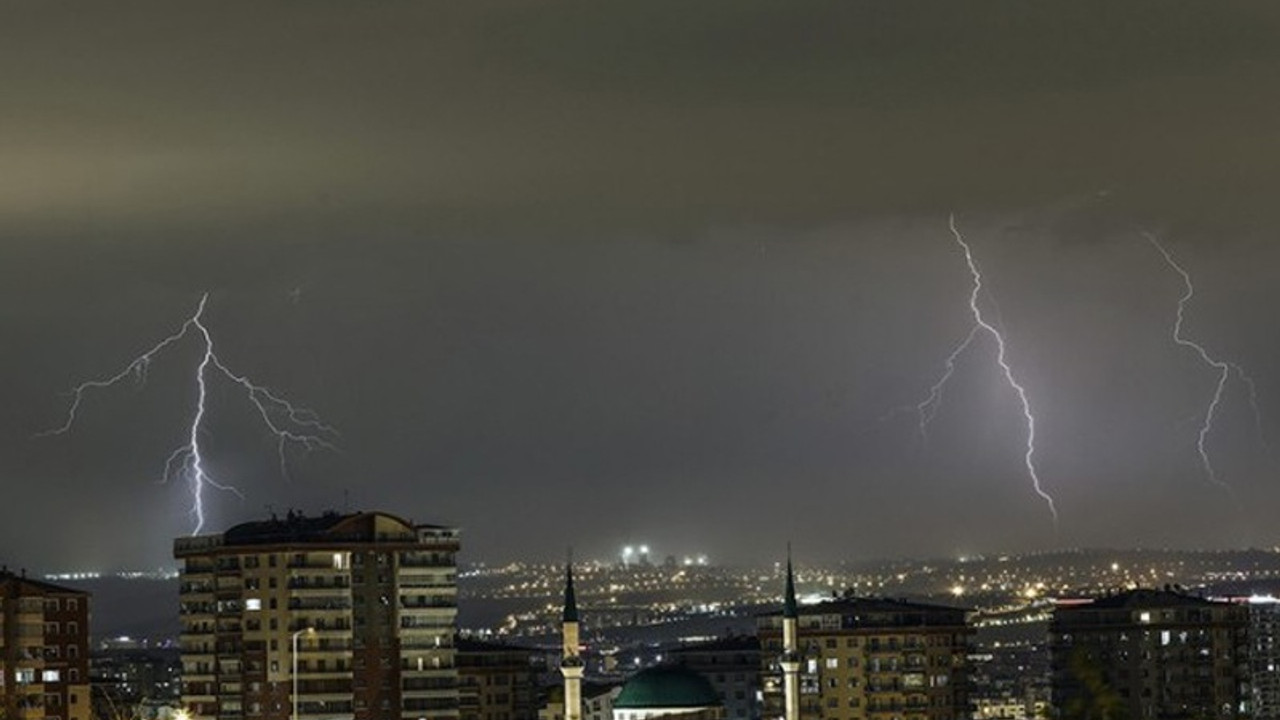 İzmir'de yıldırım can aldı: 2 ölü