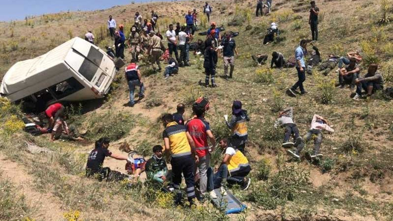 Göçmenleri taşıyan minibüs kaza yaptı: 16 ölü, 50 yaralı