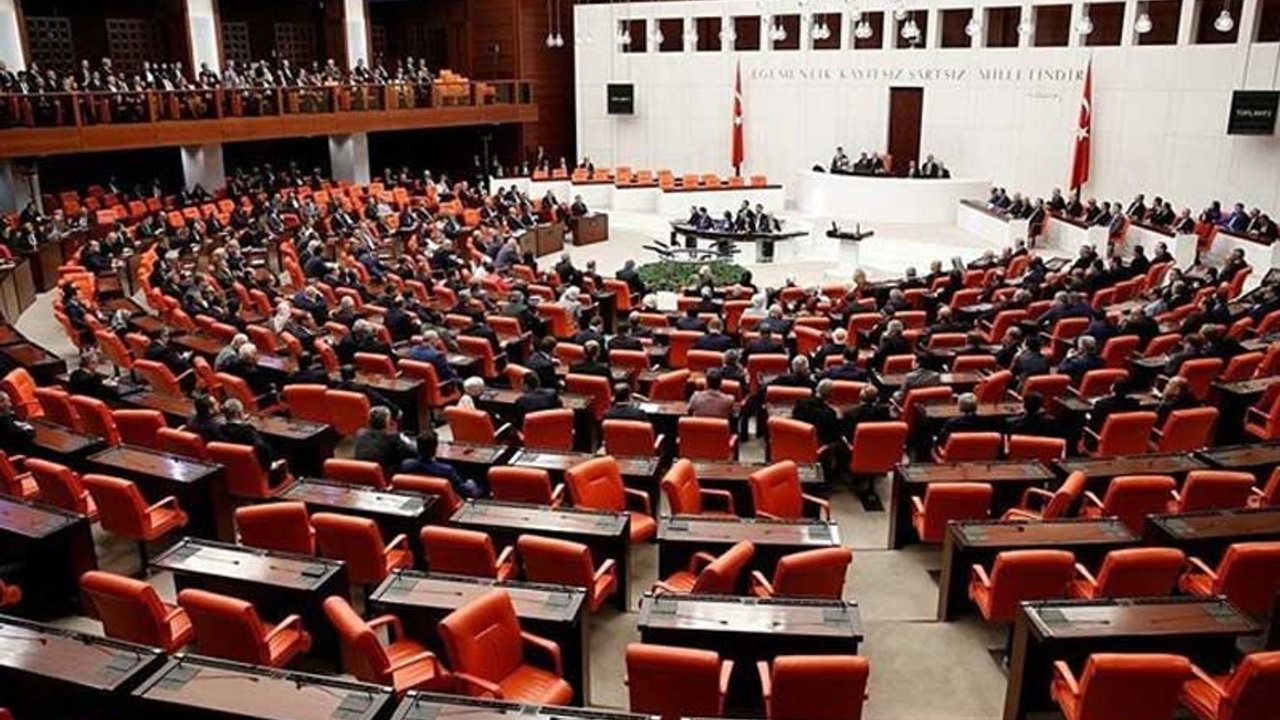 Halkın vergileriyle maaş alan vekiller; 200 günde 64 gün çalıştılar