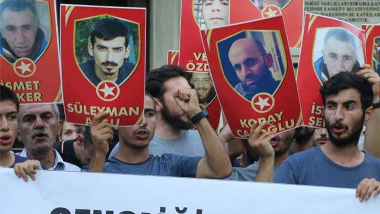 Dün saldırıya uğradıkları yerde polisi protesto ettiler