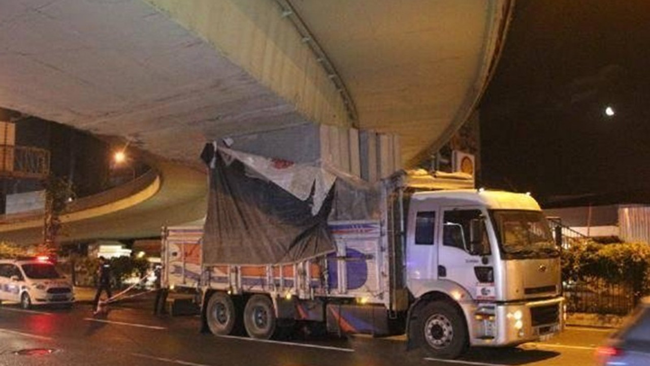 İstanbul'da beton yüklü kamyon köprüye sıkıştı