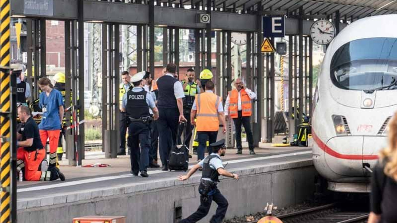 Almanya'da bir adam 8 yaşındaki çocuğu tren raylarına itti