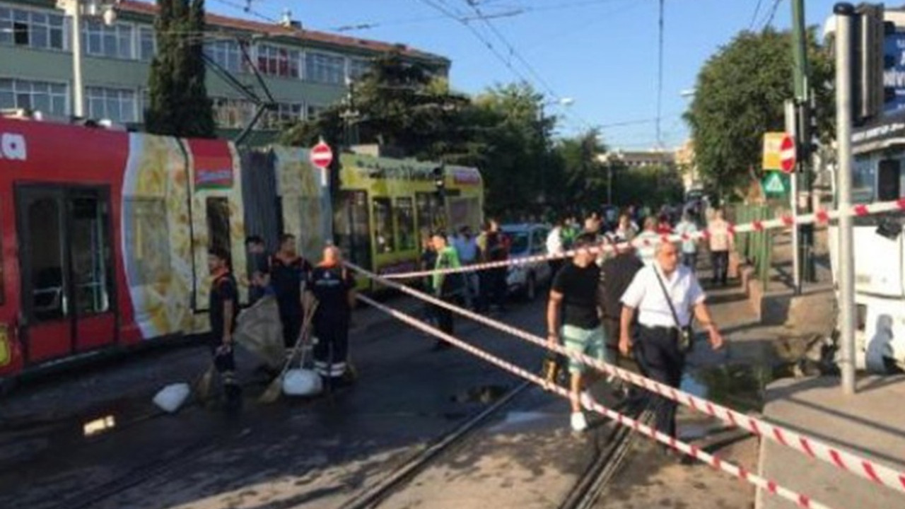 İstanbul'da tramvaya su tankeri çarptı