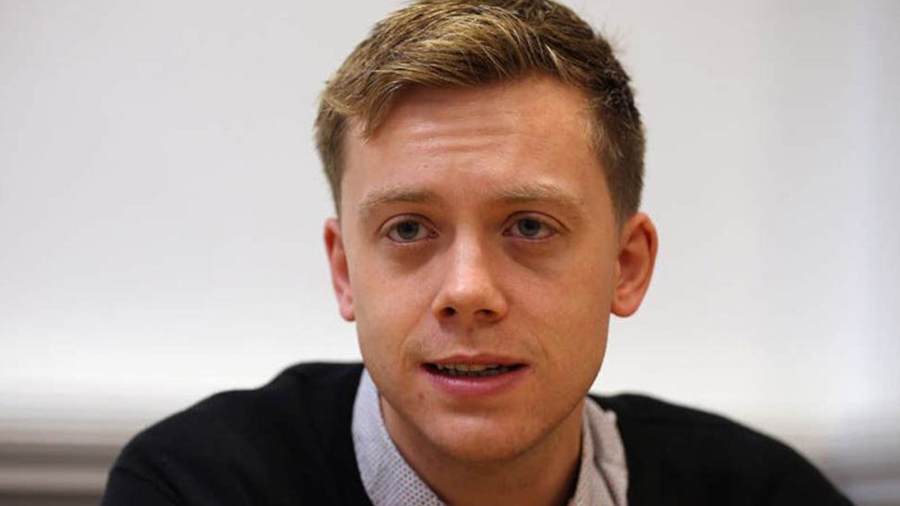 Irkçılık karşıtlığıyla tanınan The Guardian yazarı Owen Jones saldırıya uğradı