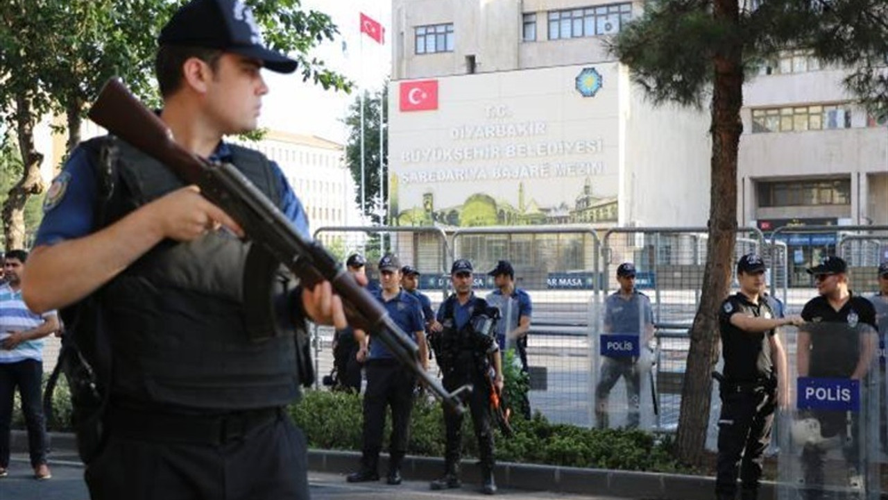 Belediyeye kayyım atandı, çalışanlar ve siyasetçiler gözaltına alındı