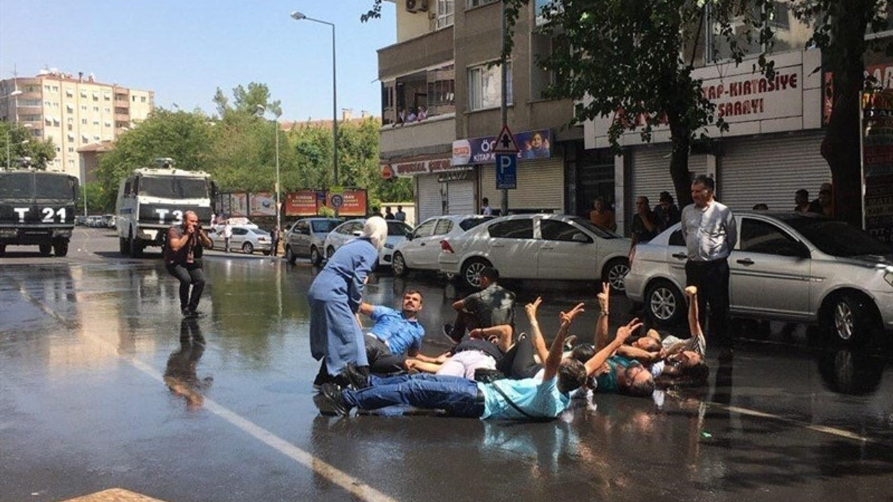 Kayyıma tepki gösteren halka polis saldırısı