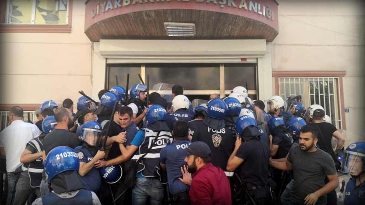 Oturma eylemi yapan HDP'li vekillere polis saldırısı