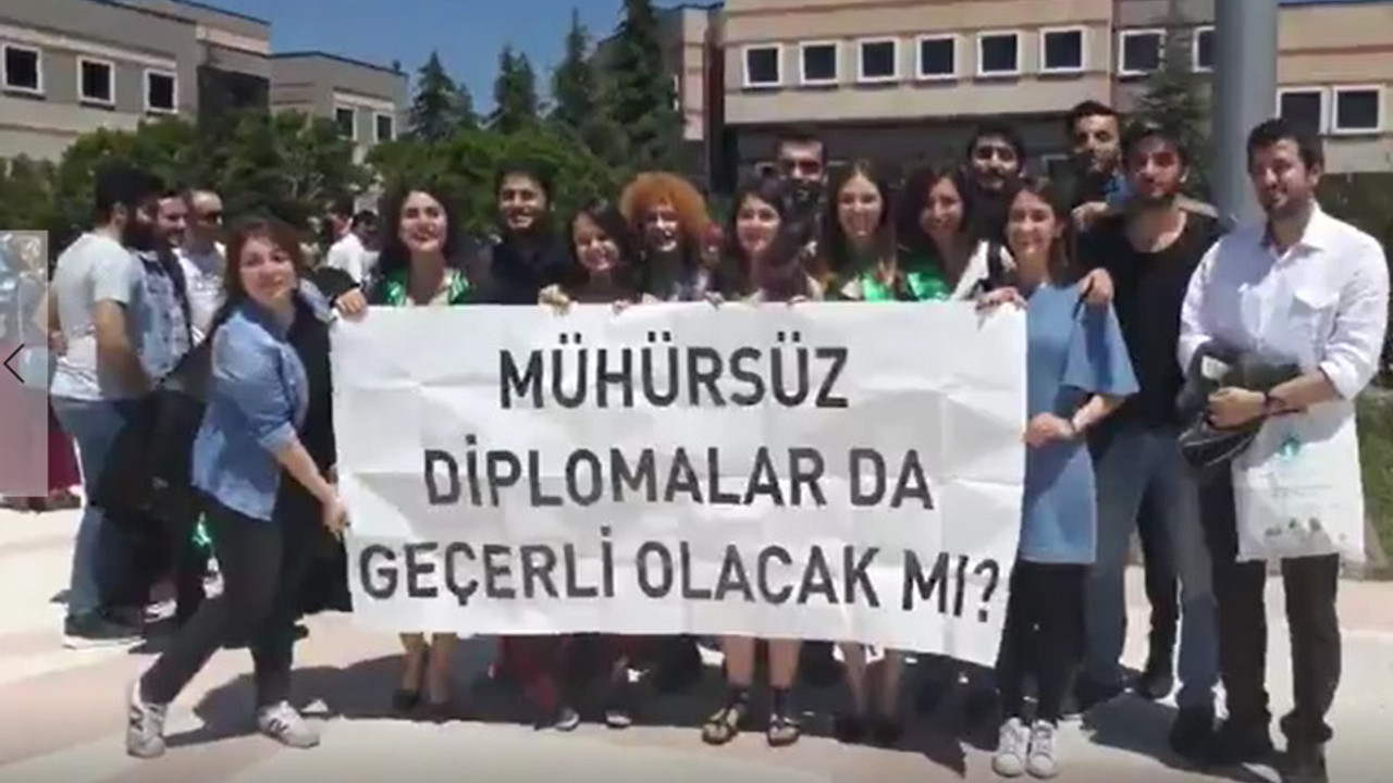 Öğrencilerden 'mühürsüz diploma' göndermesi