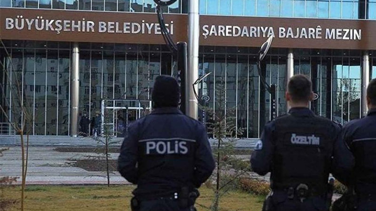 Van'da daire başkanları ve müdürler görevden alındı, çalışanlar gözaltında