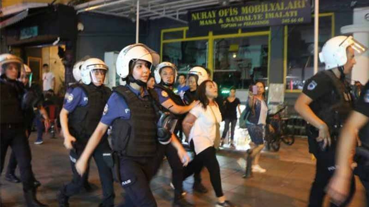 Polis yerdeki göstericiye nişan alıp defalarca plastik mermi sıktı