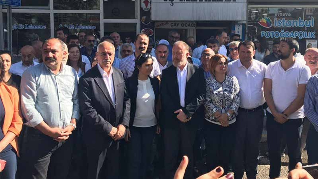 Van'da yüzlerce kişi kayyımı yürüyüşle protesto etti