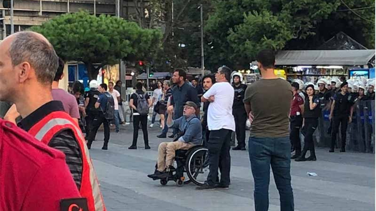 Yüzlerce polis bir eylemciyi ablukaya aldı