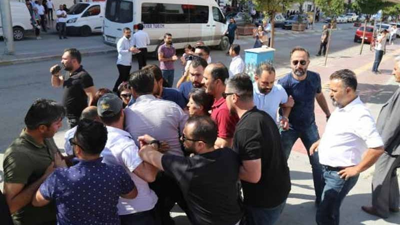 Van’da vekillere biber gazı sıktılar, darp ettiler