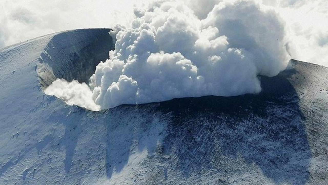 Japonya'da yanardağ patladı