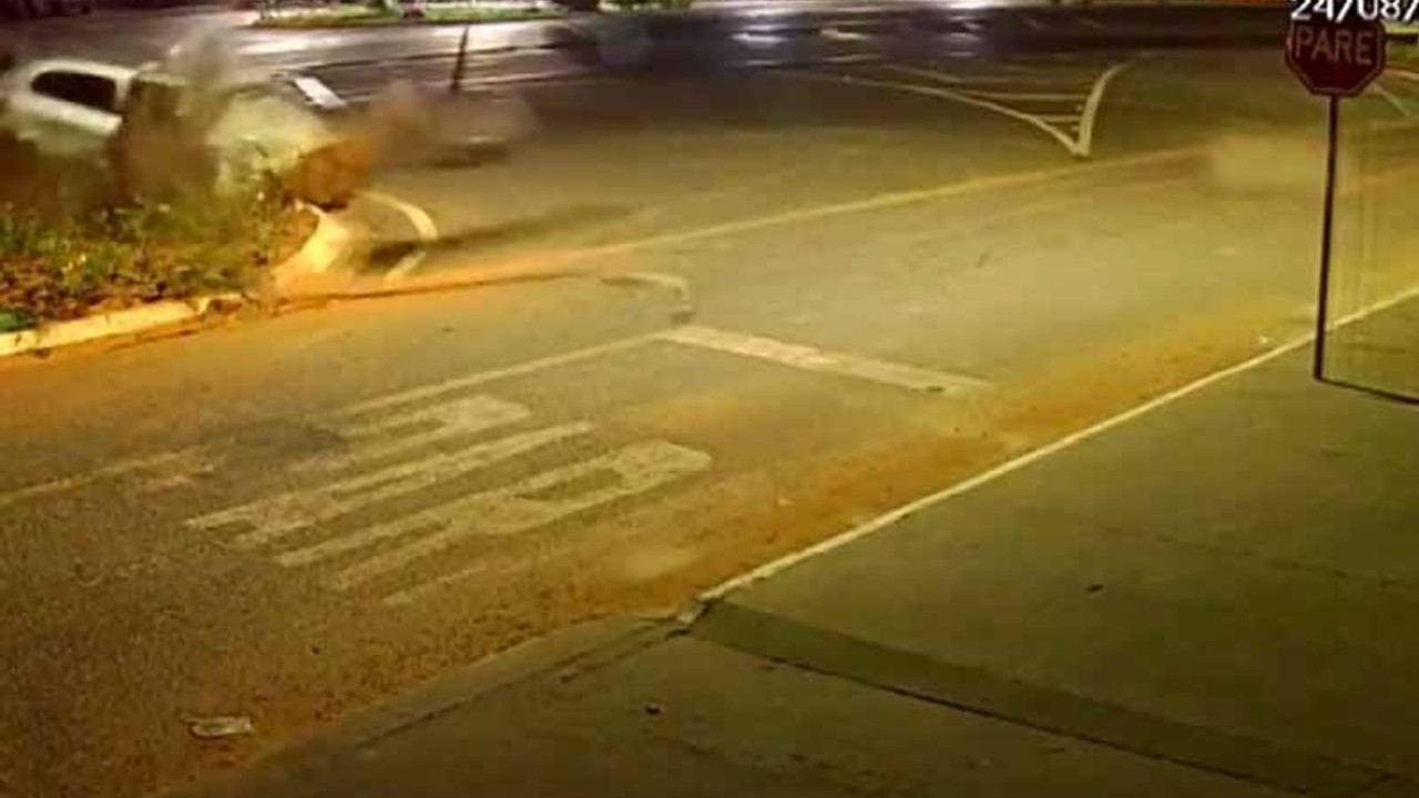 Kontrolden çıkan araç, refüjdeki büyük kayaya çarptı: 2 ölü