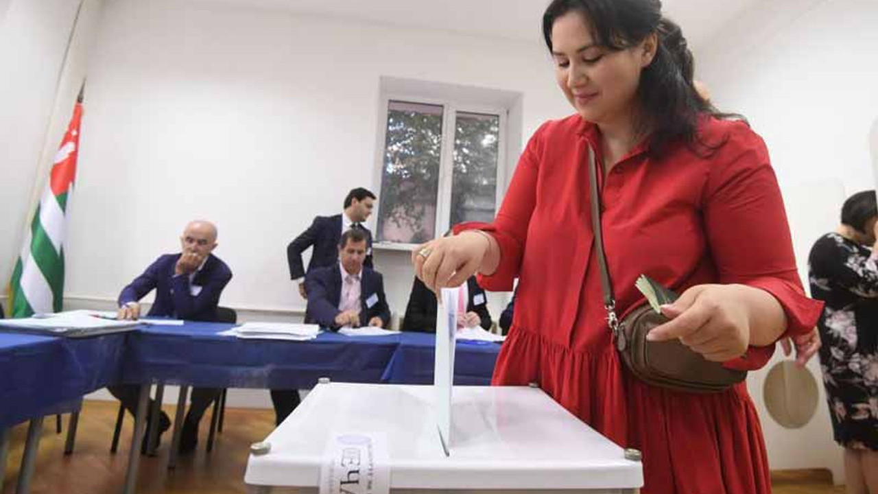 Abhazya başkanlık seçimlerde Hacimba ve Kvitsiniya ikinci tura kaldı